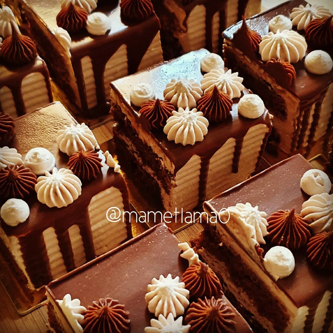 كيكة الشوكولاتة ☕
#شوكولاتة
#مكة
#جمعة_اهل
#كيك_الطيبين
#مناسبات_مكة
#mametlama #makkah #coffee #chocolate_cake #buzzfeedfood