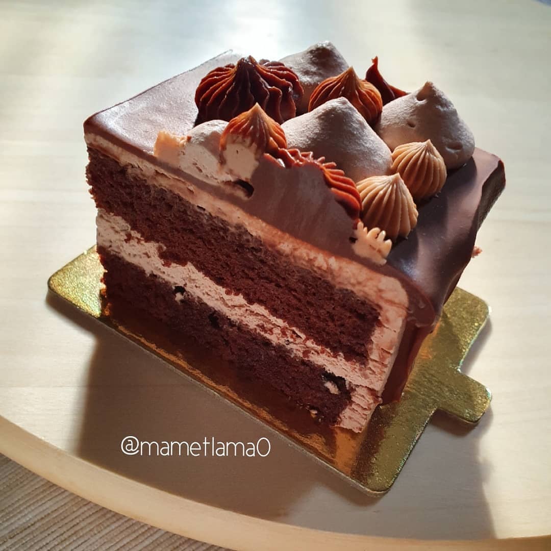 كيكة الشوكولاتة❤
#كيكة_تخرج #كيكة#كيكة_الشوكولاتة #كافيهات_مكة #كافيهات_جدة #مكة#مزاج
#cake #chocolate_cake #blossom #buzzfeedfood #mametlama #makkah #makkah_cafe