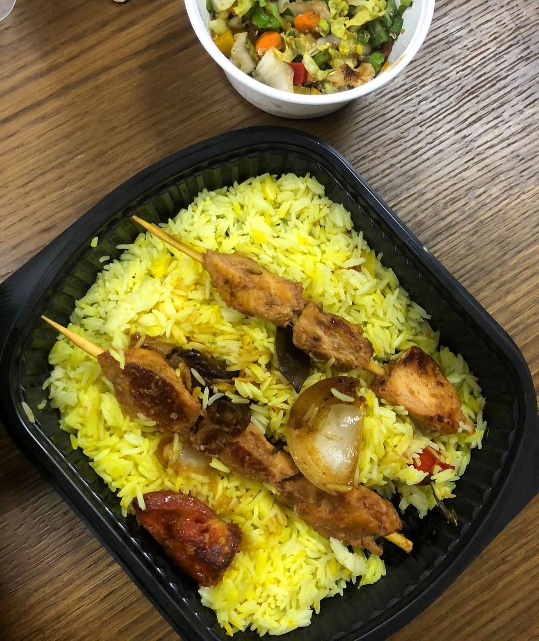 غداء اليوم شيشطاووق مع رز أصفر بالزعفران