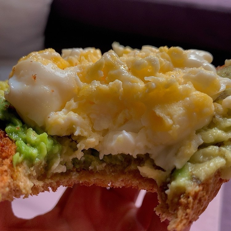 هناك علاقة حميمية بين البيض و الأفكادو علاقة لا هي شرقية ولا غربية
.
.
. سكرامبل بيض
.
.
#scrambledeggs #eggs #eggfast