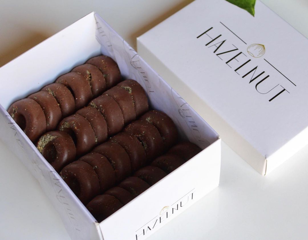 {5} Chocolate with zaatar
Enjoy the sweet and salty taste!
___________________ {٥} شوكولاه بالزعتر
إستمتع بالطعم الحلو المالح!