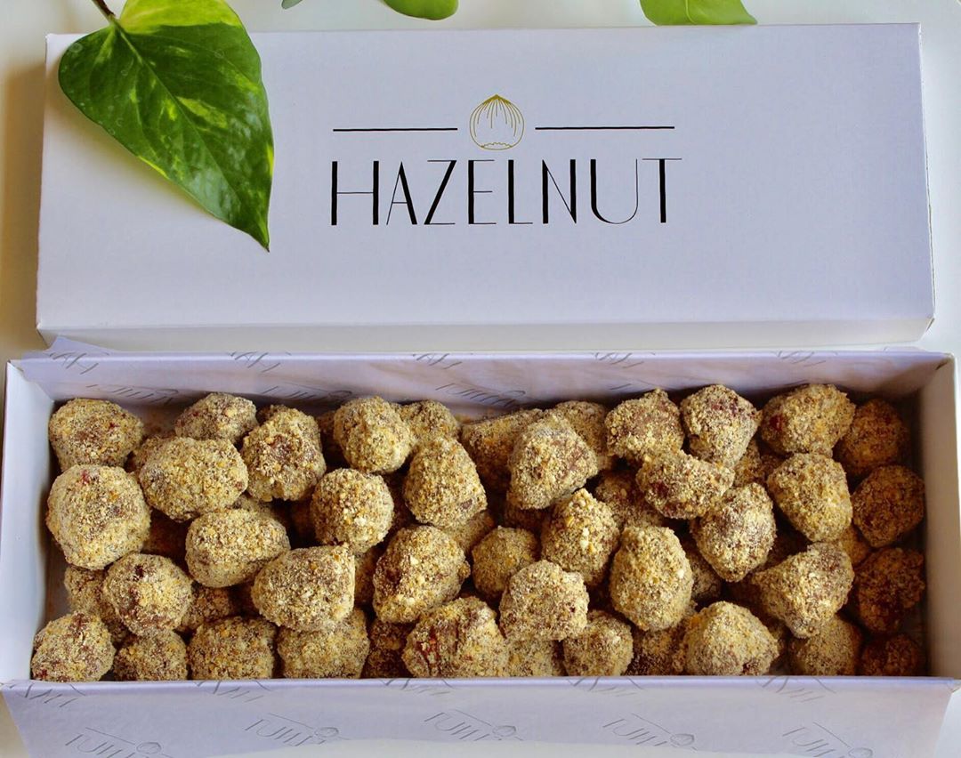 {4} Biscuberries
raspberry or blackberry covered with chocolate and biscuits, enjoy the surprising caramel in the centre and raspberry & blackberry fresh ♀️! ___________________________ {4} بيسكوبيريز
التوت الأحمر أو الأسود المغطى بالكاكاو و البسكويت، استمتع بحشوة الكراميل مع التوت الطازج♀️!