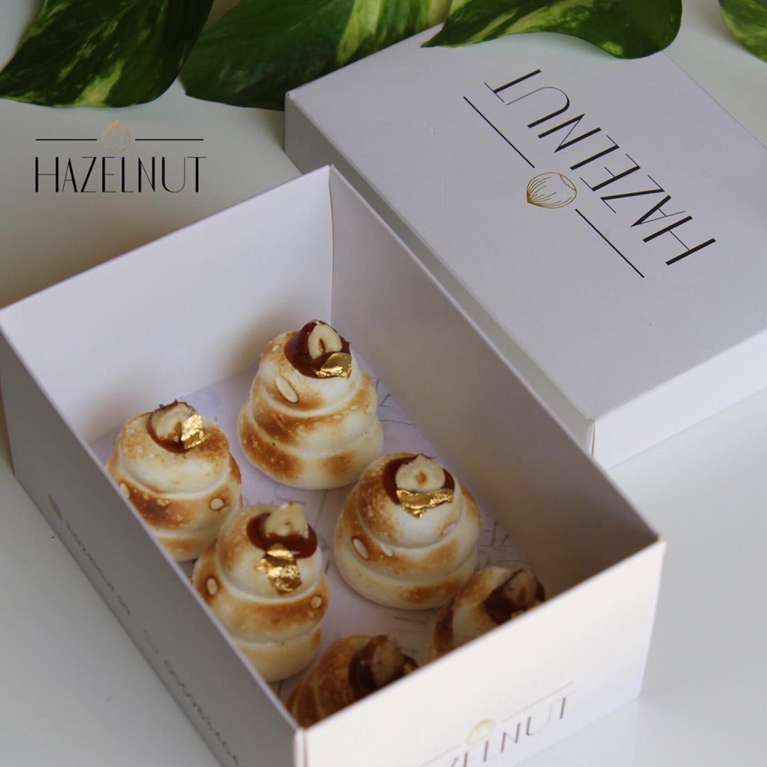 {1} Meringues Stuffed with dates sauce decorated with hazelnut
Meringues Stuffed with dates sauce are a delicious variation of a classic. Enjoy the surprising Dates sauce in the center and crisp meringues exterior! —————————— {١}ميرانغ محشي بصوص التمر مع البندق
الميرانغ المحشي بصوص التمر هو الأختلاف عن الميرانغ المألوف، استمتع بصوص التمر السائل في وسط الميرانغ الهش!