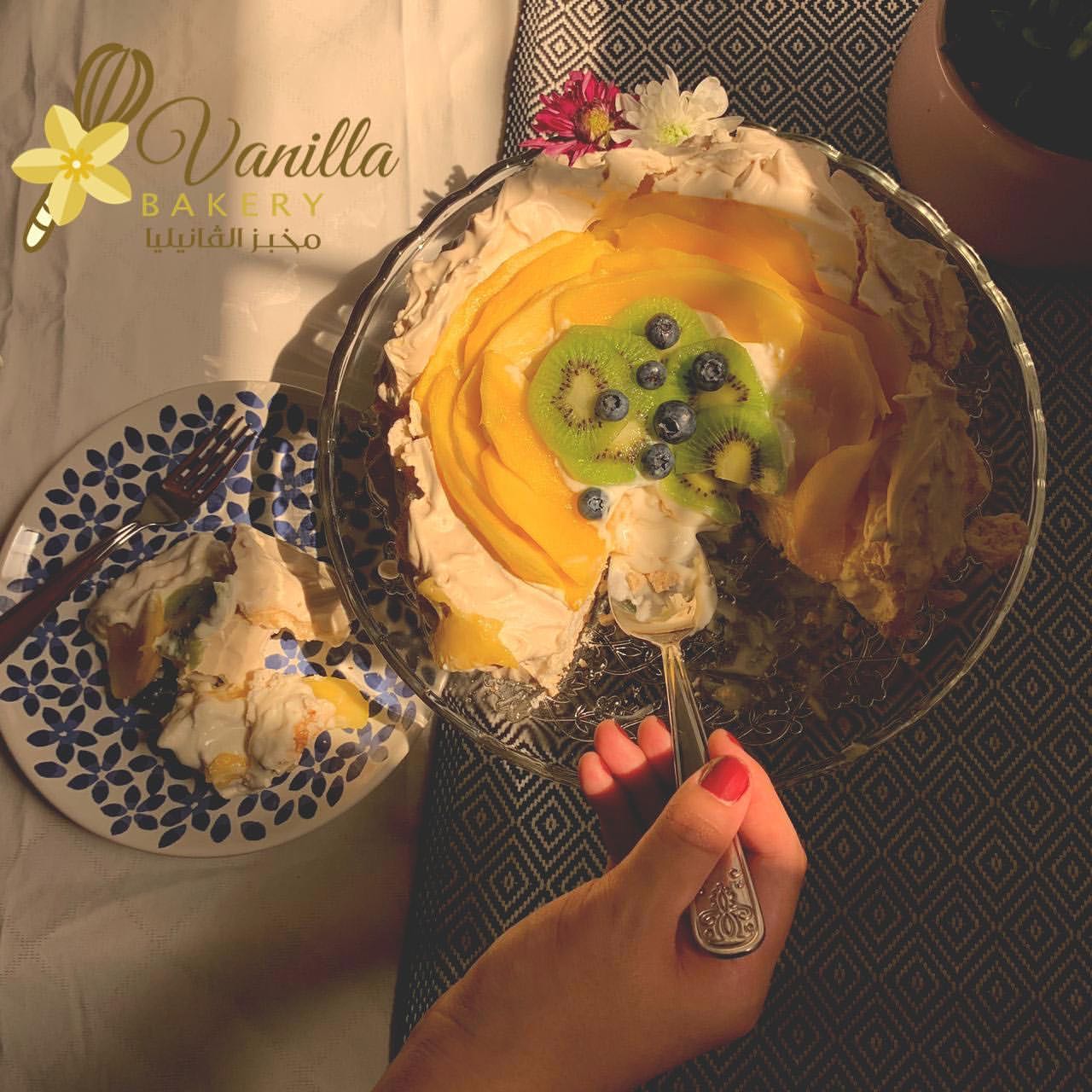 Now it’s time to try one of the best cakes.. the #pavlova cake, with cream cheese filling, topped with fresh mangoes and kiwis ✨
حان الوقت لتذوق كعكة الباڤلوڤا( الميرانغ) اللذيذة و الهشة، بحشوة الجبنة الكريمية و المزينة بقطع المانجو و الكيوي الطازج ✨