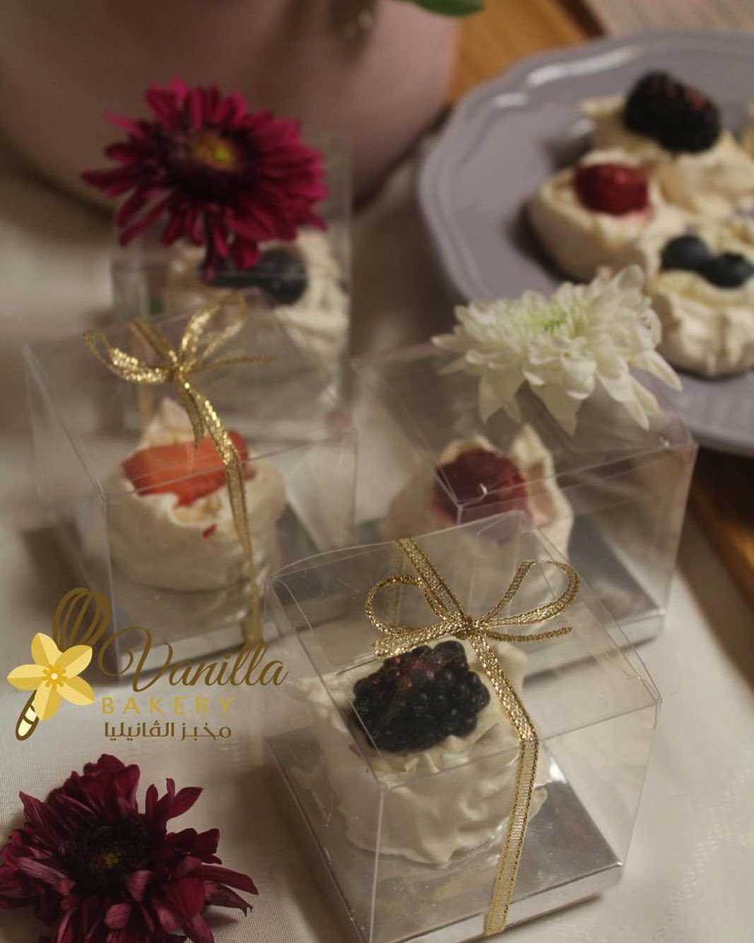 Now for your celebrations, you can order these light mini #pavlova in mini boxes ✨
لمناسباتكم تأتيكم الباڤلوڤا الهشة( و هي عبارة عن ميرانغ) بحشوة الجبنة الكريمية، في علب صغيرة ✨