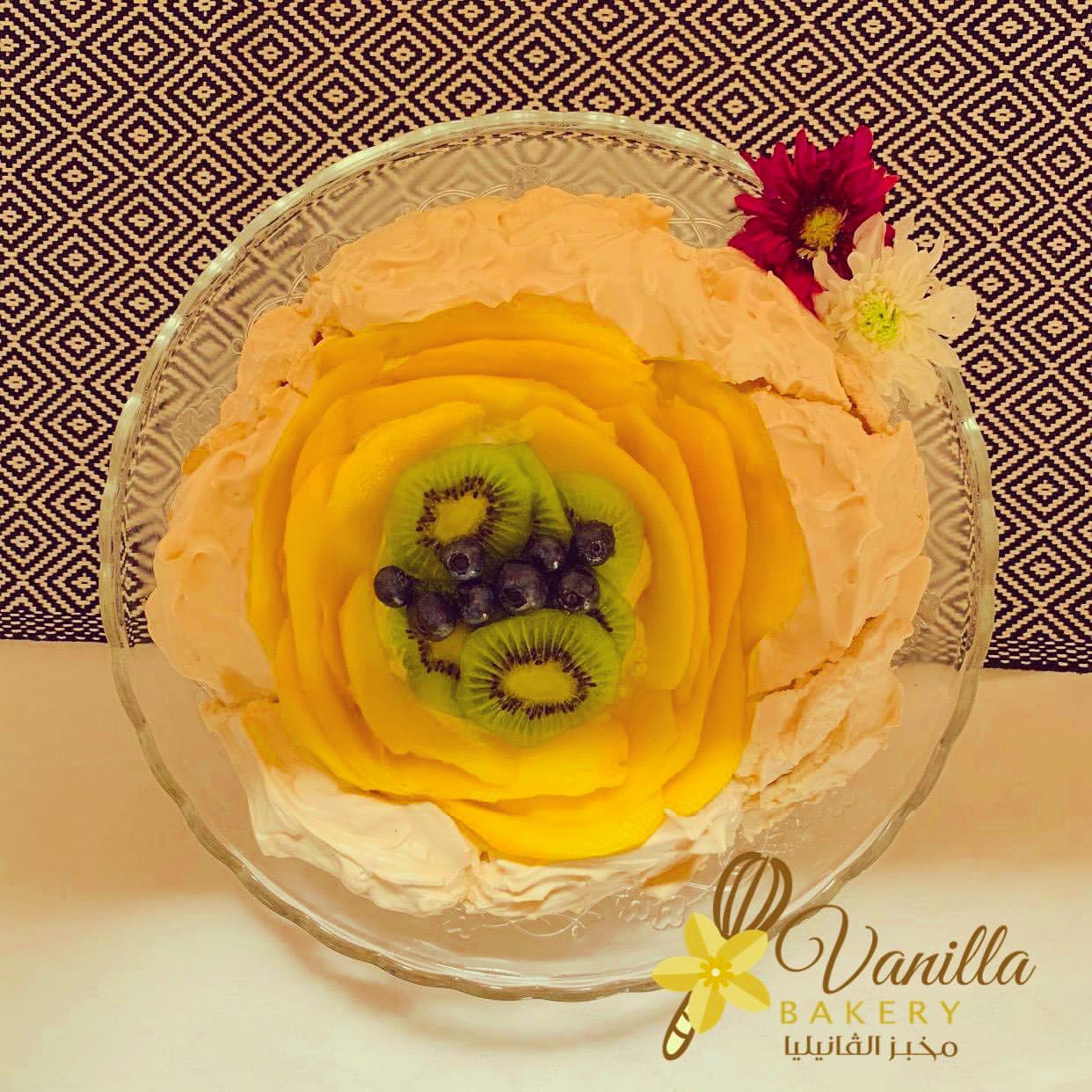 Now it’s time to try one of the best cakes.. the #pavlova cake, with cream cheese filling, topped with fresh mangoes and kiwis ✨
حان الوقت لتذوق كعكة الباڤلوڤا اللذيذة و الهشة، بحشوة الجبنة الكريمية و المزينة بقطع المانجو و الكيوي الطازج ✨