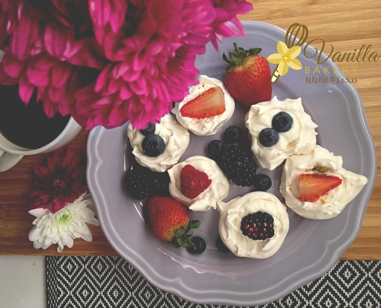The ultimate Mini #pavlova with cream cheese filling, topped with mixed berries
قطع الباڤلوڤا الهشة، (وهي عبارة عن ميرانغ ) بحشوة الجبنة الكريمة، المزينة بقطع من التوت و الفراولة الطازجة