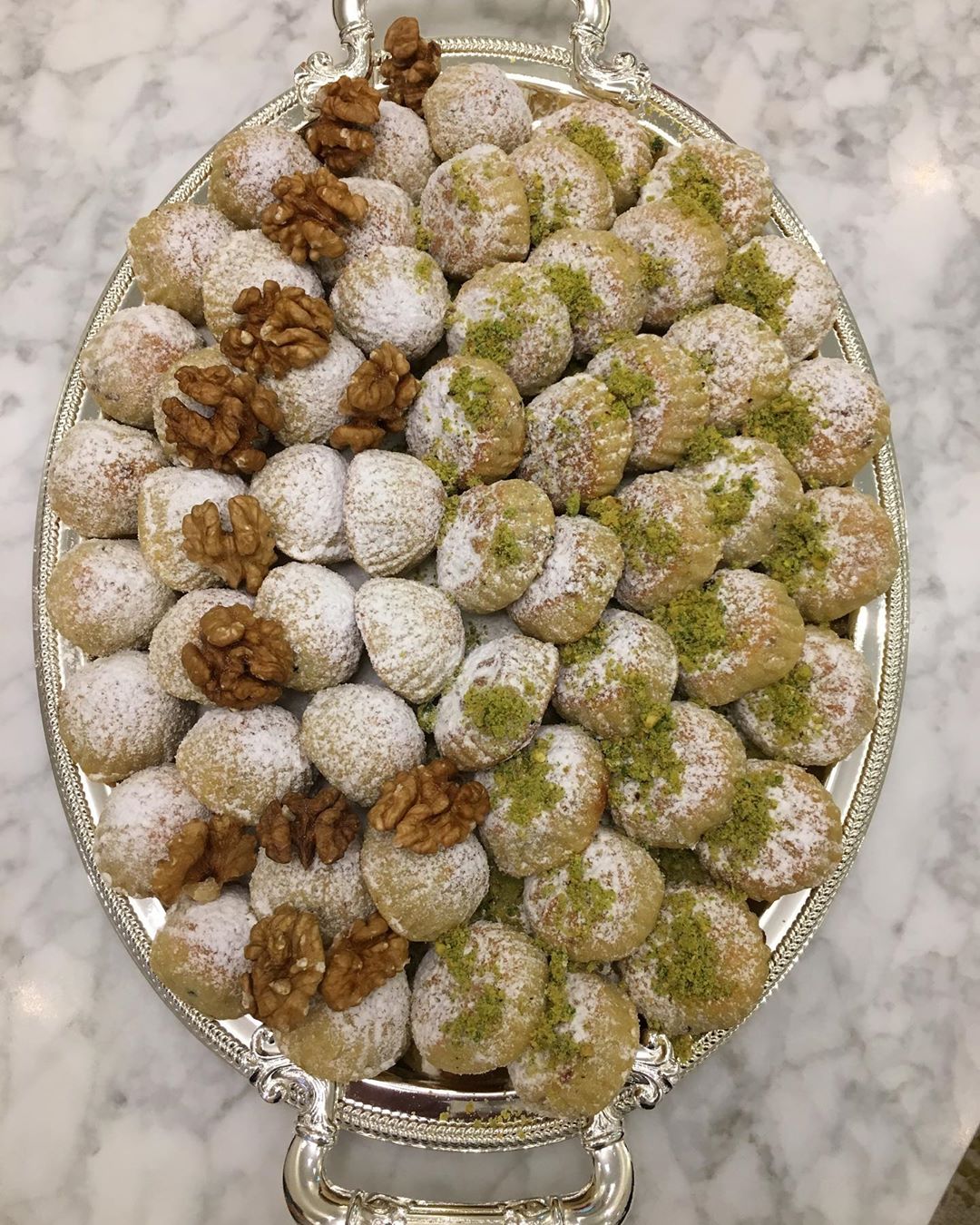 معمول فستق وجوز بالسميد