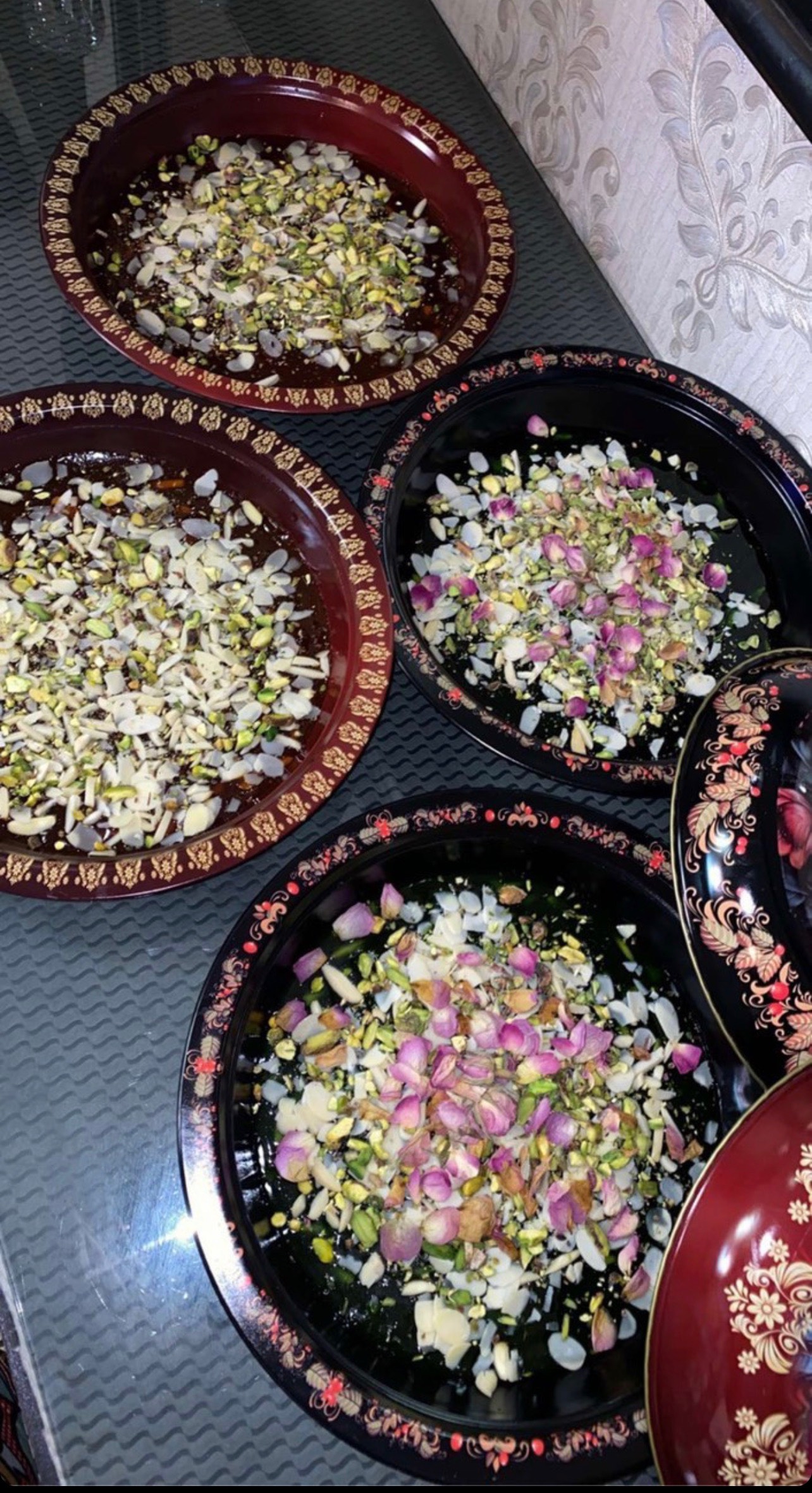 حلوى بحرينيه اخضر واحمر