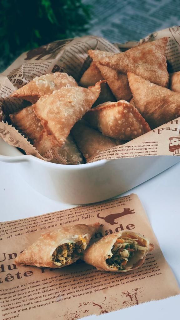 يوجد لدينا سمبوسه عجينه ورقاق ع حساب الطلب ويوجد لدينا سبرنغ رول ب خضار والجبنه