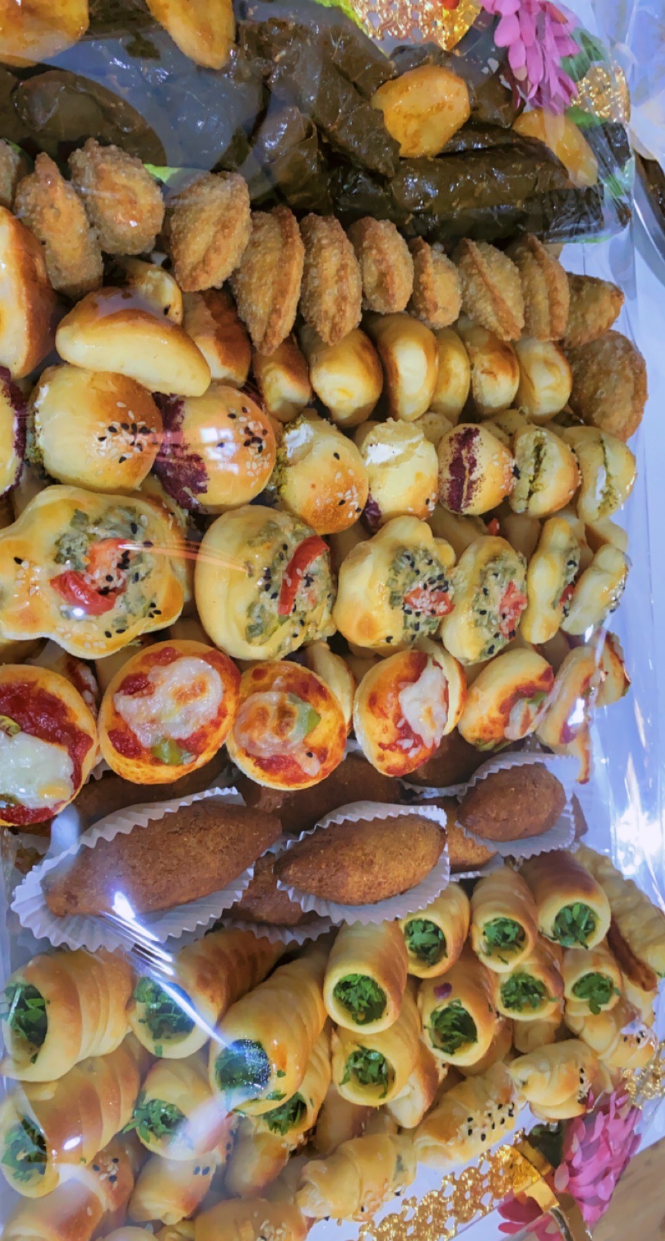 طبق كبير فطائر ومقالي وورق عنب