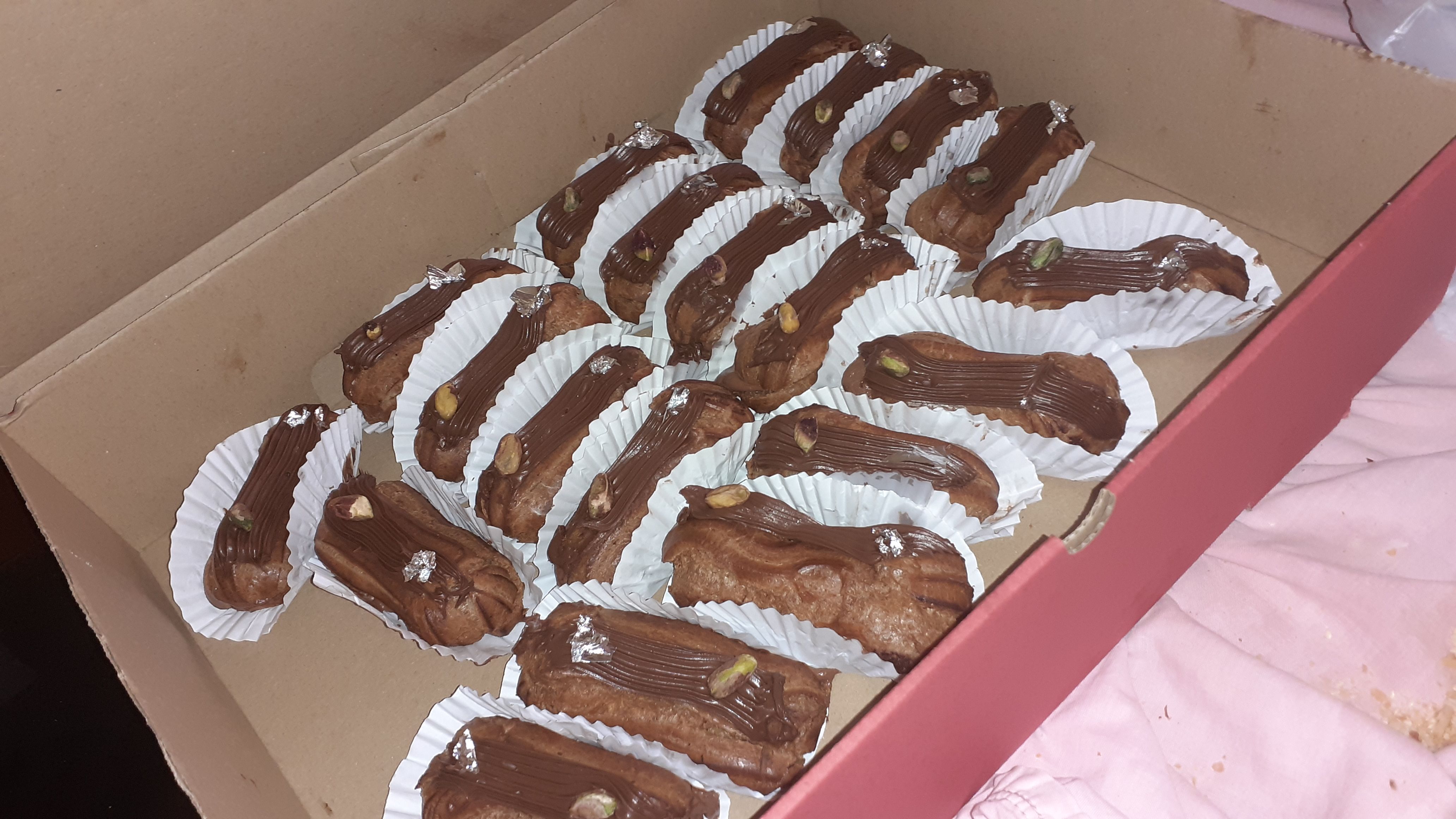 les éclairés au chocolat
يمكن تغيير الحشوة حسب الطلب