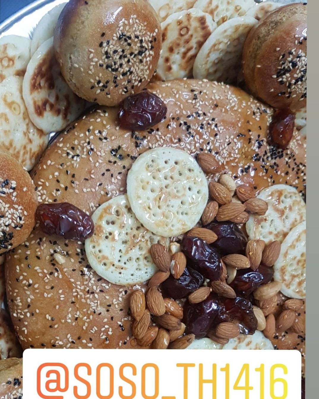 خبزه بالقطايف والسمن والعسل
ومضاف لها خبزه ميني محشيه تمر
